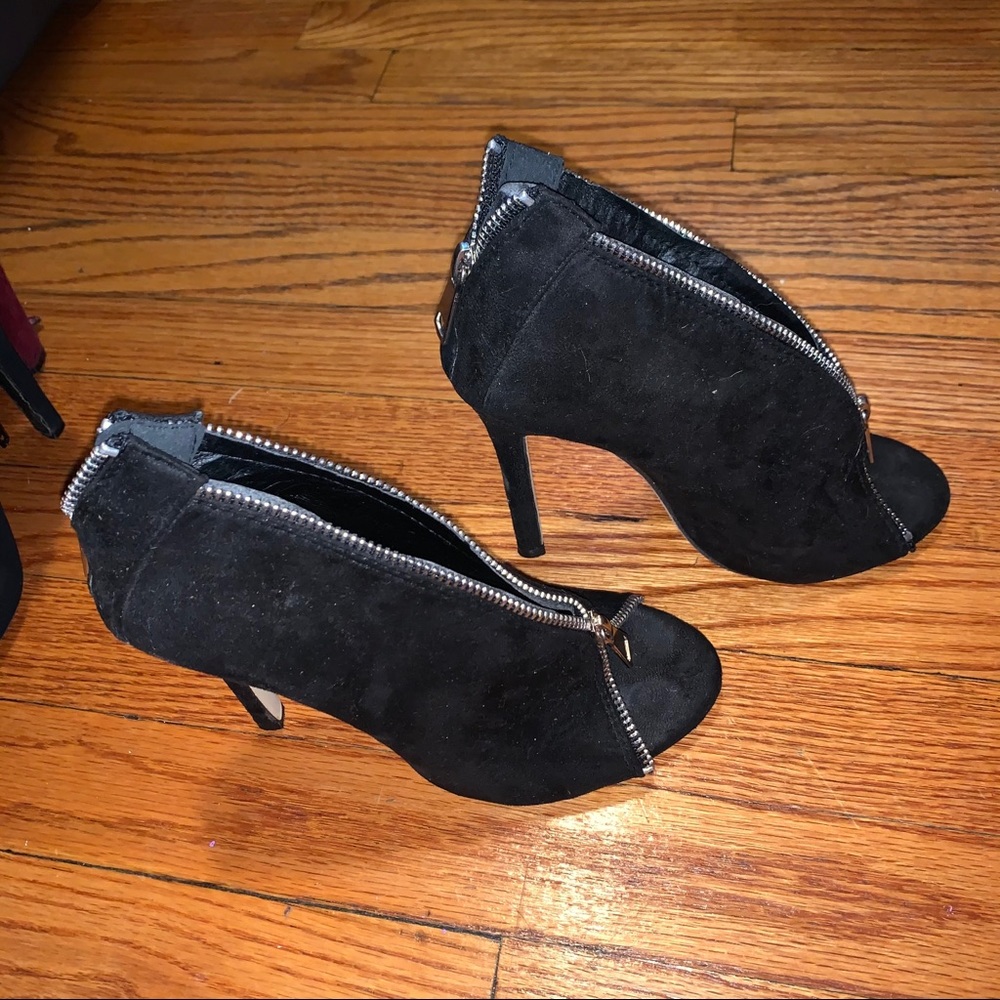 Black heels with zipper